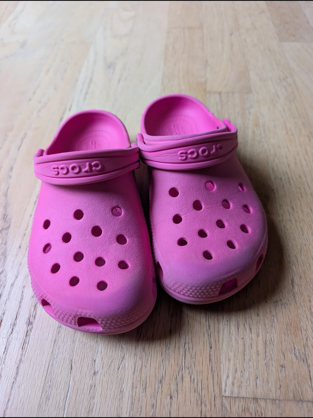 CROCS Kids Classic Clog in Bright Pink